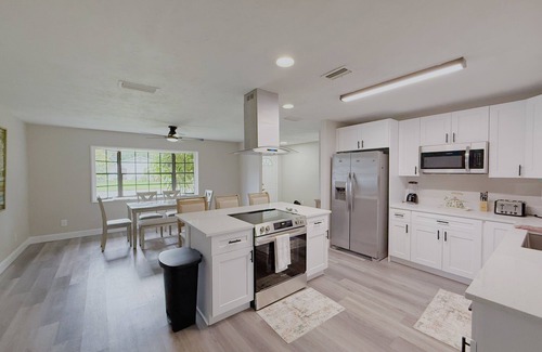 South Daytona Haus | The Honu Hideaway - 3-Bedroom modern home, sleeps 8, in sunny South Daytona