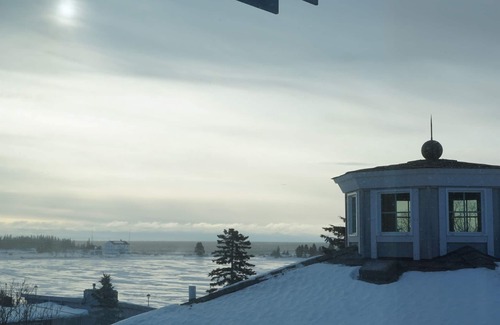 Grand Marais Haus | The Horizon, eine atemberaubende, moderne Bio-Unterkunft mit Blick auf den Hafen.