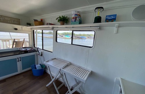 Antioch Bootsverleih | The Houseboat @ The Cottages on Petite Lake
