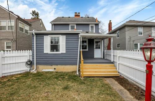 Westgate Haus | The Huron Charmer-4 BD and Yard