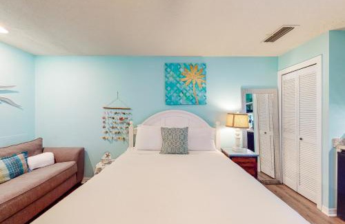 Gulf Lagoon Beach Hotel | The Inn at St Thomas Square 1210C