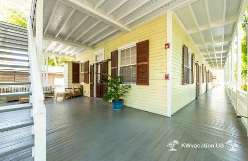 Historic Seaport Wohnung | The Island Suite at KW Vacation