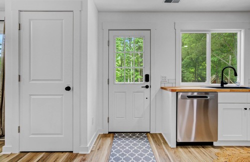 Newaygo Wohnung | The Jetty Upper Rooms Getaway on Croton Dam Pond.