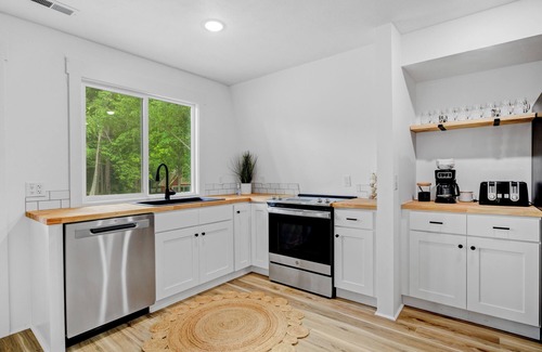 Newaygo Wohnung | The Jetty Upper Rooms Getaway on Croton Dam Pond.