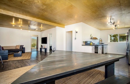 Indian Cove Haus | The Joshua Tree Whitmore House + Hot Tub