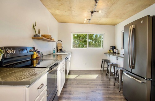 Indian Cove Haus | The Joshua Tree Whitmore House + Hot Tub