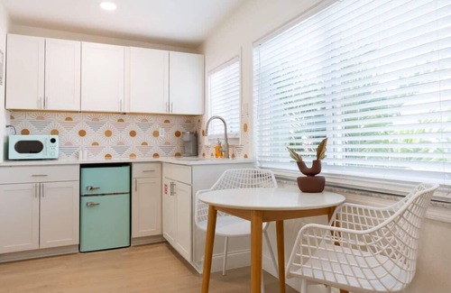 Cocoa Beach Eigentumswohnung | THE JUNI - Studio Steps From Beach & Downtown