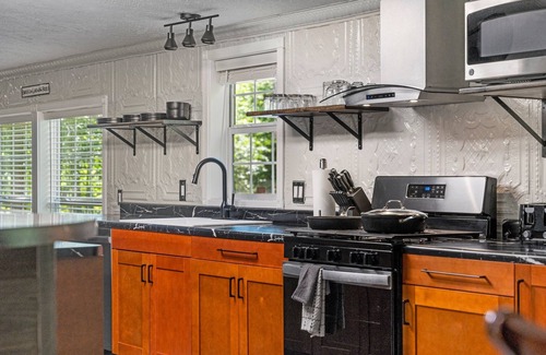 Grawn Haus | The King Ranch, Hot Tub, King Beds, Fireplace, Just outside of Traverse City