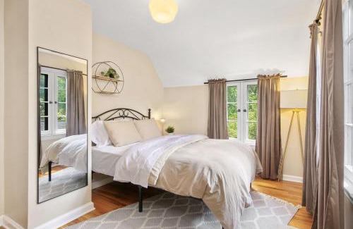 Cleveland Haus | The Knocking Bird- Mins to CLE Clinic