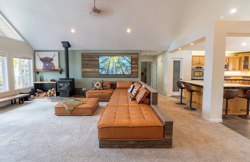 Lyle Haus | The L77 Ranch Hide-Out: A Forested Stay in Lyle, WA