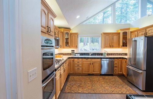 Lyle Haus | The L77 Ranch Hide-Out: A Forested Stay in Lyle, WA