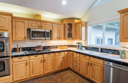 Lyle Haus | The L77 Ranch Hide-Out: A Forested Stay in Lyle, WA