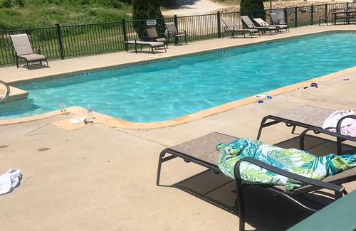 Camdenton Eigentumswohnung | Neue Preise Neu verbessertes Deck! Sicherheits-Tor! Water Front Condo! KEINE SCHRITTE!