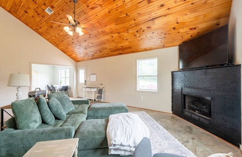 Pangburn Haus | The Landing House— Jetted Tub— Weddings—Elopements