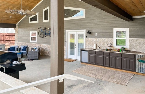 Fayetteville Haus | The Last Call | 9 min to UofA/Dickson St