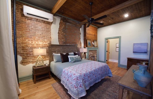 Laurel Hotel | The Laurel Room- The Buzzard's Roost Inn