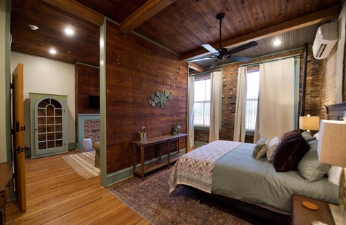 Laurel Hotel | The Laurel Room- The Buzzard's Roost Inn