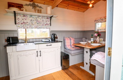 Rugeley Hütte | The Lazy Mare by The Water