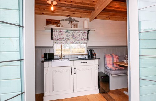 Rugeley Hütte | The Lazy Mare by The Water