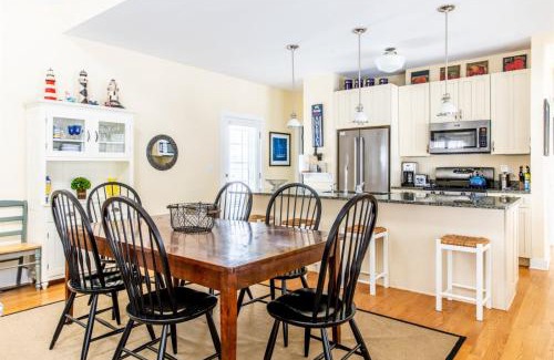 Union Pier Haus | The Lighthouse in Lakeshore Cottages