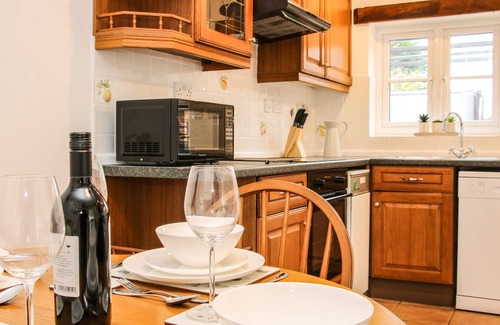 Abberley Hütte | THE LITTLE BEEHIVE, pet friendly, with hot tub in Abberley