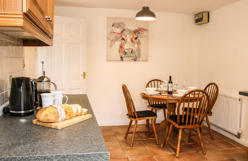 Abberley Hütte | THE LITTLE BEEHIVE, pet friendly, with hot tub in Abberley