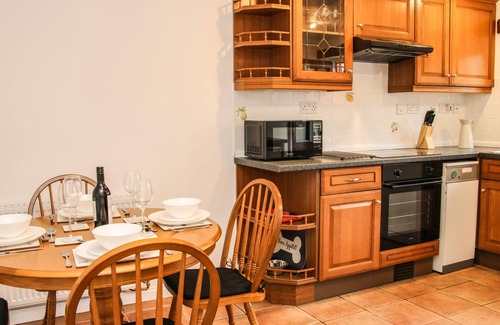 Abberley Hütte | THE LITTLE BEEHIVE, pet friendly, with hot tub in Abberley