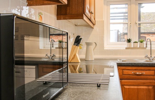 Abberley Hütte | THE LITTLE BEEHIVE, pet friendly, with hot tub in Abberley