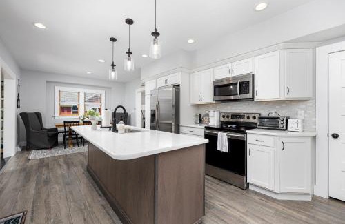 Perrysburg Haus | The Little Blue Bungalow - Walk to Shops & Eats