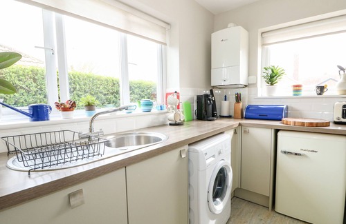 Overstrand Haus | THE LOBSTER POT, pet friendly, country holiday cottage in Overstrand