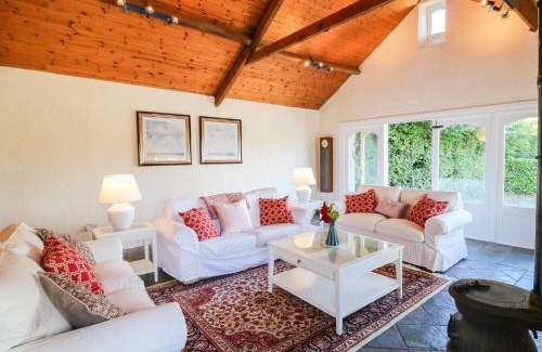 Knockaderry Cross Roads Haus | The Lodge at Raheengraney House