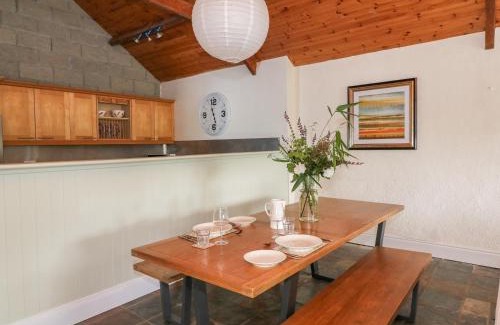 Knockaderry Cross Roads Haus | The Lodge at Raheengraney House