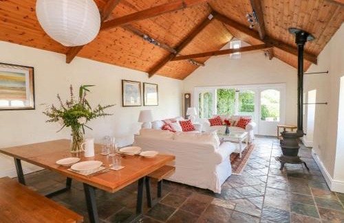 Knockaderry Cross Roads Haus | The Lodge at Raheengraney House