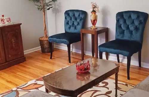 South Euclid Haus | The Lodge-Cozy 3 BdRm home w/step-in shower close to CCF/UH, universities n more