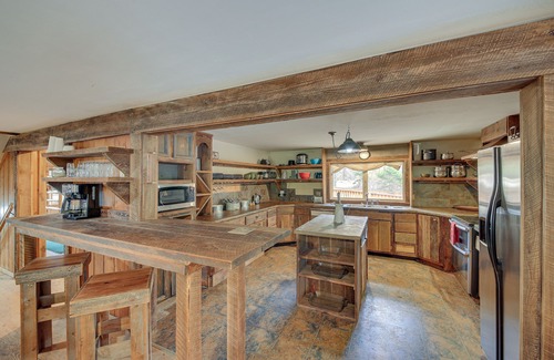 Trout Creek Haus | 'The Lodge' in Trout Creek < 1 Mile to Reservoir!