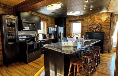 Willmar Wohnung | THE LOFT 3 level urban cabin with a HUGE patio!