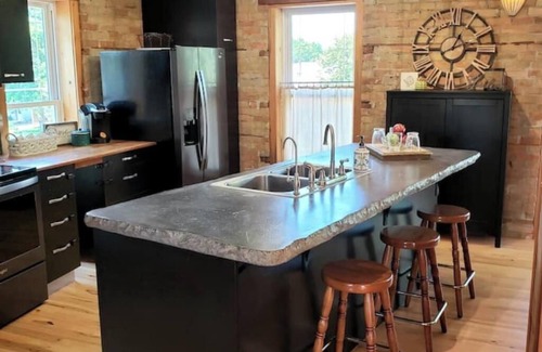 Willmar Wohnung | THE LOFT 3 level urban cabin with a HUGE patio!