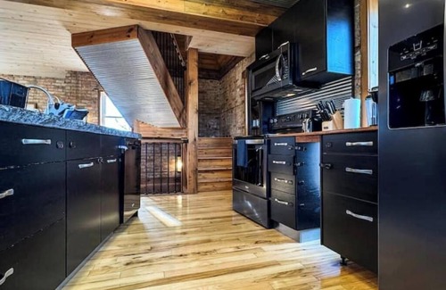 Willmar Wohnung | THE LOFT 3 level urban cabin with a HUGE patio!