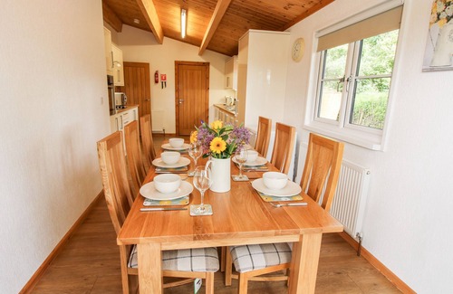 Newnham Hütte | THE LOG CABIN, family friendly, with a garden in Tenbury Wells