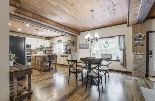 Cottontown Kabine | The Log Palace Private Guest Suite 2 Bedroom Cabin by RedAwning