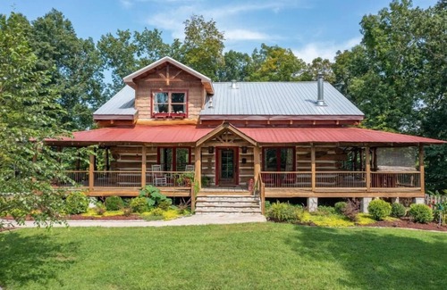 Cottontown Kabine | The Log Palace Private Guest Suite 2 Bedroom Cabin by RedAwning