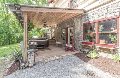 Cottontown Kabine | The Log Palace Private Guest Suite 2 Bedroom Cabin by RedAwning