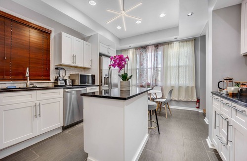 Avondale Haus | The Logandale: HUGE Mid-Century Home, sleeps 15