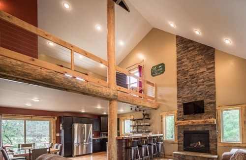 Wisconsin Dells Haus | * Luxuriöse Türkei Run * 5BR Cabin in den Kiefern versteckt, nur wenige Minuten von der Innenstadt entfernt *