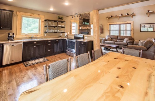 Wisconsin Dells Haus | * Luxuriöse Türkei Run * 5BR Cabin in den Kiefern versteckt, nur wenige Minuten von der Innenstadt entfernt *