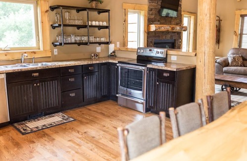 Wisconsin Dells Haus | * Luxuriöse Türkei Run * 5BR Cabin in den Kiefern versteckt, nur wenige Minuten von der Innenstadt entfernt *