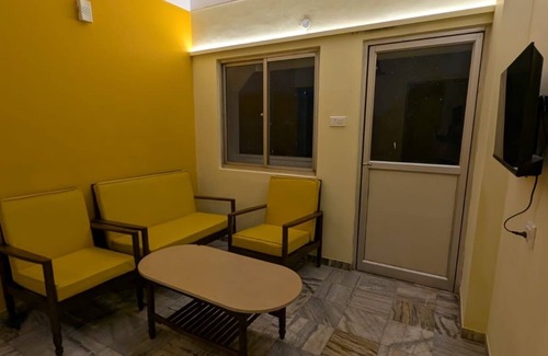 Madurai Wohnung | The Madurai lounge-over looking Meenakshi temple. top floor of hotel Padmam