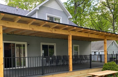 Higgins Lake Haus | DIE HAUPTKABINE bei True North Cabin Rentals