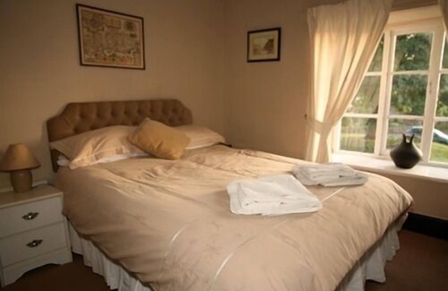 North Perrott Hotel | The Manor Arms