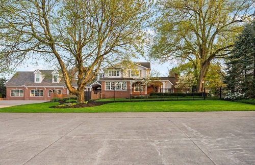 Uniontown Haus | The Manor at Olde Stone Acres. Sleeps 35. Game House. Pond.